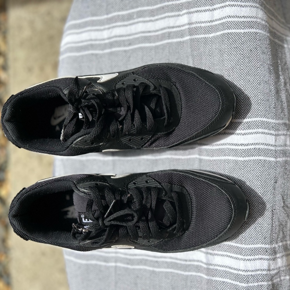 Nike Black Low-Top Sneakers with Breathable Mesh
